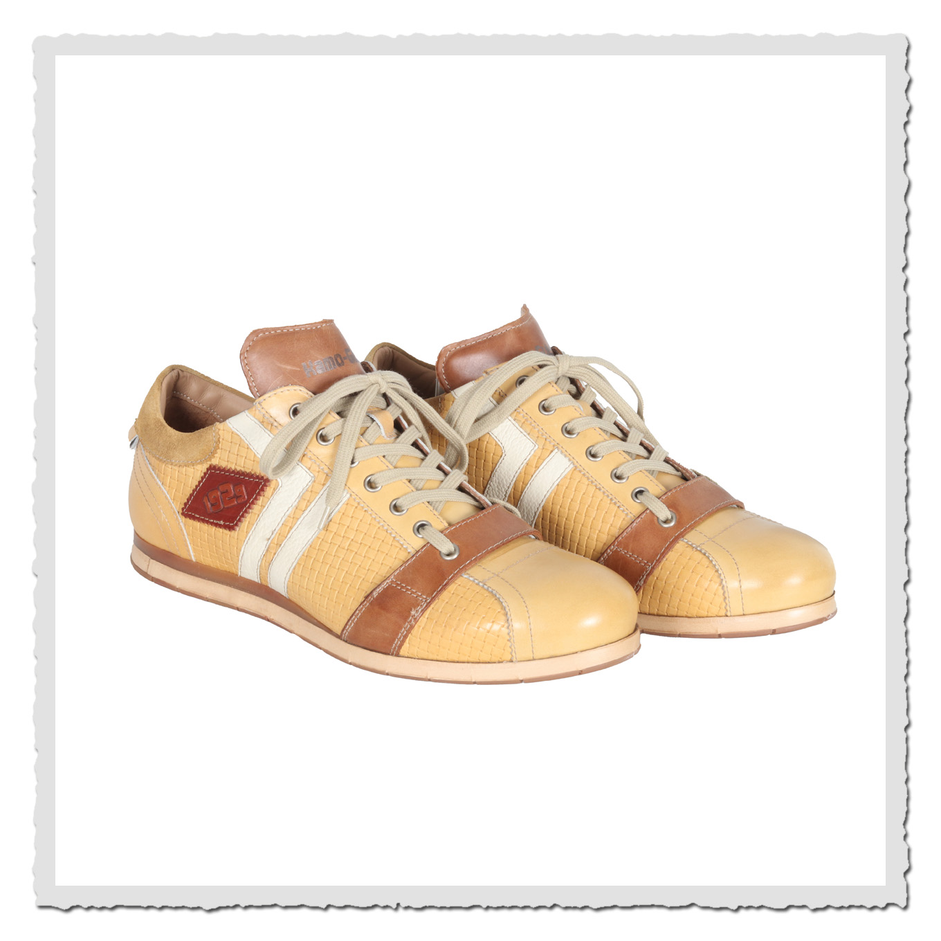 Herren-Retro-Sneaker Kamo-Gutsu Tifo 030 Icaro-Ocra vor weissem Hintergrund, sportlicher Lederschuh mit Schnürung und Logo-Patch.